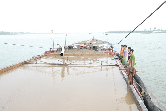 Liên tục bắt giữ các tàu hút cát trái phép trên sông Hồng - 2 Tàu hàng mang số hiệu VP 0857 ở Thái Bình sang Hà Nam hút trộm cát trên sông Hồng (ảnh: Công an Hà Nam)