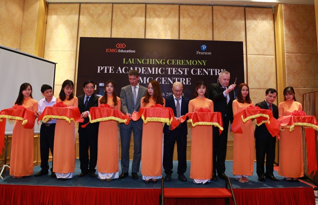Khánh thành trung tâm đào tạo và kiểm tra đánh giá tiếng Anh chất lượng cao tại Hà Nội - 1 Đại diện lãnh đạo Bộ GD&ĐT, Đại sứ Anh và tổ chức giáo dục Pearson cắt băng khánh thành Trung tâm Đào tạo và Kiểm tra đánh giá theo chuẩn Pearson Test of English Academic (PTE Academic) tại Hà Nội.