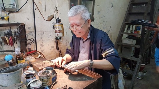 Chiếc bát vàng thương gia buôn vải tặng con gái dịp sinh nhật - 1
Nghệ nhân kim hoàn Nguyễn Chí Thành đang chế tác chiếc nhẫn bạc cho khách bằng các dụng cụ thủ công.