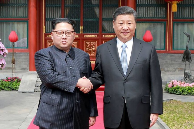 Những cuộc gặp được chờ đợi của ông Kim Jong-un với lãnh đạo thế giới - 1 Chủ tịch Tập Cận Bình đón tiếp nhà lãnh đạo Kim Jong-un tại Bắc Kinh (Ảnh: AFP)
