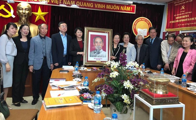 Phó Chủ tịch nước Đặng Thị Ngọc Thịnh: “Hội Khuyến học có sức lan tỏa và để lại dấu ấn mạnh mẽ” - 5 Phó Chủ tịch nước Đặng Thị Ngọc Thịnh tặng Hội Khuyến học Việt Nam bức ảnh Bác Hồ.