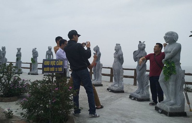 Sau mặc đồ bơi và che lá, tượng 12 con giáp sẽ bị "nhốt vào chuồng" - 2
Nhiều du khách tìm tới chụp ảnh, bàn tán bên các bức tượng 12 con giáp