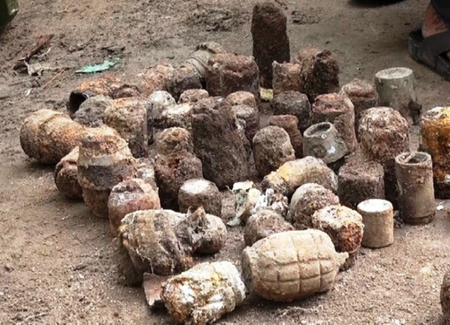 Phát hiện hàng trăm đầu đạn, Rocket… trong vườn nhà - 1 Hiện toàn bộ quả mìn, đầu đạn... ở vườn nhà ông Lê Văn Đen được ngành chức năng An Giang đưa về nơi an toàn, chờ xử lí.