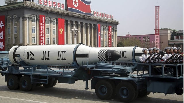 Tính toán của ông Kim Jong-un sau tuyên bố phi hạt nhân hóa bán đảo Triều Tiên - 2 Một tên lửa Triều Tiên trong buổi duyệt binh (Ảnh: Reuters)