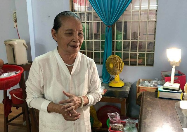 Nhiều bệnh nhân đái tháo đường bị suy đa tạng do dùng thuốc "gia truyền" - 2 Bà Xuyến bên cạnh những bọc thuốc không nhãn mác, không nguồn gốc xuất xứ
