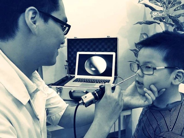 Cuộc sống tươi đẹp qua tranh vẽ của chàng bác sỹ 9x - 2 Sau những giờ làm việc căng thẳng...