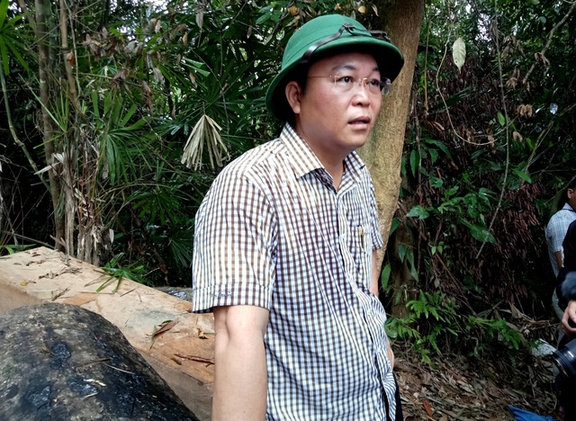Rừng phòng hộ liên tiếp bị hạ sát: Dứt khoát xử lý cán bộ dù đau đớn! - 1
Ông Lê Trí Thanh - Phó Chủ tịch tỉnh Quảng Nam thị sát khu rừng bị hạ sát ngày 30/3