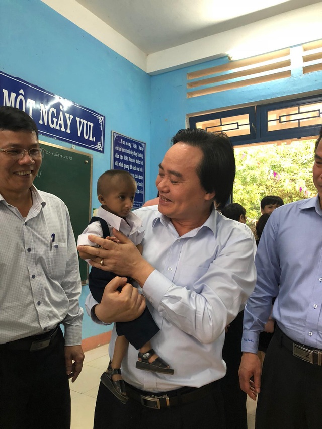 Bộ trưởng Phùng Xuân Nhạ giữ lời hứa về thăm học trò tí hon Đinh Văn K'Rể - 3
Bộ trưởng Phùng Xuân Nhạ vui mừng vì lần thứ 2 được bế cậu học trò bé bỏng trên tay