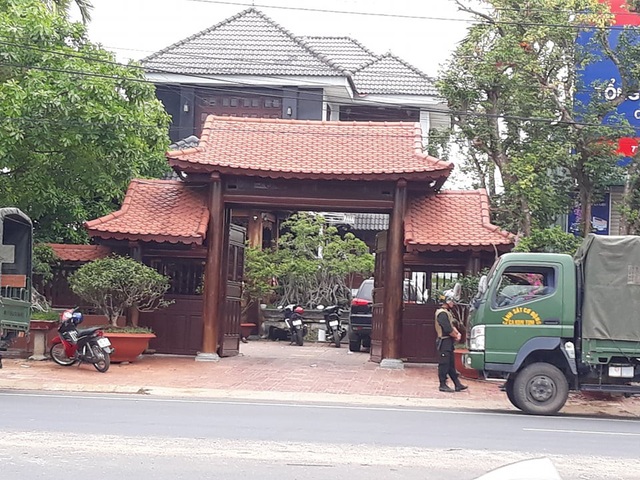 Khám nhà ở của nghi phạm trong vụ nổ súng tại Kon Tum - 1 Lực lượng công an tiến hành khám xét nhà nghi phạm liên quan đến vụ nổ súng