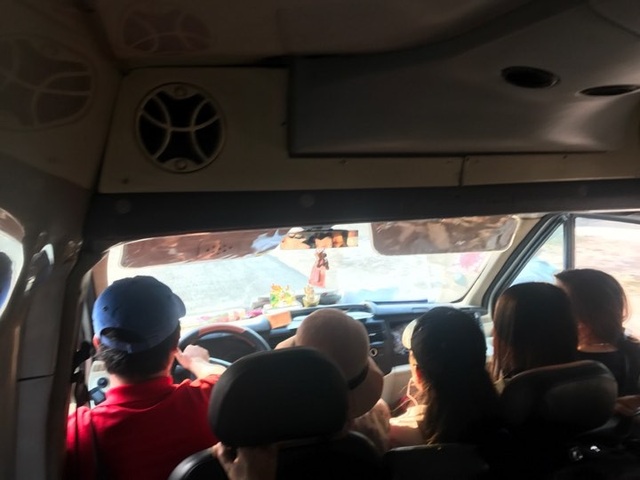 Xe nhồi khách chạy “bạt mạng”, hành khách nín thở chờ xuống - 1
Ngay hàng ghế đầu đã chất 5 người, tài xế phải ngồi nửa ghế để lái.