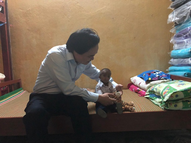 Bộ trưởng Phùng Xuân Nhạ giữ lời hứa về thăm học trò tí hon Đinh Văn K'Rể - 5
Bộ trưởng Nhạ nhẹ nhàng ân cần với cậu học trò tí hon