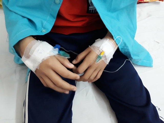 Cha đau nhói khi nghe con hỏi: "Con bớt bệnh chưa ba ?" - 2 Hai tay cháu chằng chịt dây do phải truyền thuốc