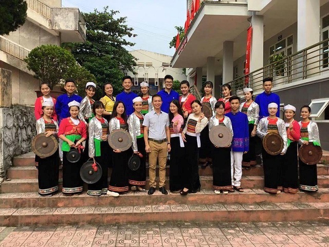 Người thầy đưa cồng chiêng của dân tộc Mường ở Hòa Bình vào trường học - 1 Thầy Nguyễn Ngọc Khiêm và đội cồng chiêng ở trường.