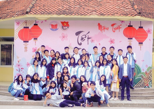 Viết bài luận về mắt giả của mình, nam sinh giành học bổng gần 5 tỷ đồng - 4 Ninh chụp ảnh kỷ niệm cùng với CLB tiếng Anh và Nội san Ga Lam Sơn của trường trong sự kiện Tết tươi tắn năm 2018
