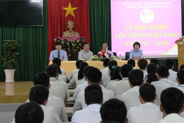 Đồng Tháp: Nhiều đơn hàng XKLĐ sang Nhật Bản… “hút” lao động - 1 Ngày 12/03 vừa qua, Trung tâm Dịch vụ Việc làm Đồng Tháp tổ chức khai giảng lớp tiếng Nhật đi xuất khẩu lao động K57 với hơn 100 học viên (ảnh: Thụy Nhiễu