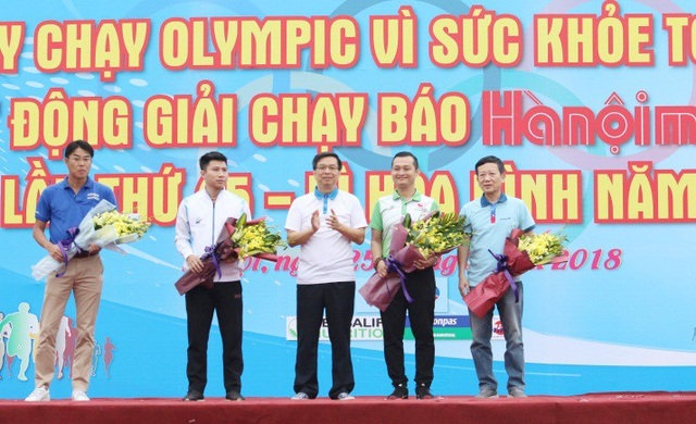 Hơn 10.000 thành viên và nhân viên Herbalife tham gia chạy vì sức khỏe toàn dân - 2 Ông Phạm Tường Huy, Tổng giám đốc Herbalife Việt Nam (áo xanh, thứ hai từ phải sang) nhận hoa cảm ơn từ đại diện Ban tổ chức khi cùng đồng hành, hưởng ứng và truyền tải thông điệp tích cực của Ngày chạy Olympic Run