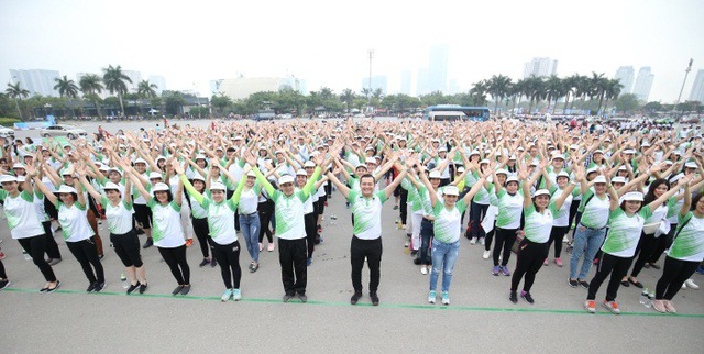 Hơn 10.000 thành viên và nhân viên Herbalife tham gia chạy vì sức khỏe toàn dân - 6 Không chỉ với lực lượng tham gia đông đảo, Herbalife Việt Nam còn có những tiết mục nhảy tập thể sôi động, tiếp thêm năng lượng sáng sớm cho tất cả mọi người