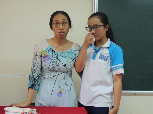 Vụ “cô giáo không giảng bài”: TPHCM chỉ đạo chuyển trường ngay cho em Phạm Song Toàn - 2 Em Song Toàn và cô Trần Thị Minh Châu gặp gỡ sau sự việc cô giáo lên lớp không giảng bài được đưa ra dư luận