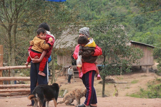 
Nhận thức của đồng bào còn hạn chế nên việc đẩy lùi nạn tảo hôn còn gặp nhiều khó khăn
