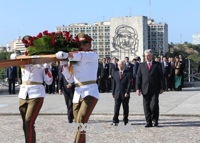 Chủ tịch Cuba Raul Castro hội đàm với Tổng Bí thư Nguyễn Phú Trọng - 3
Tổng Bí thư Nguyễn Phú Trọng đặt vòng hoa tại Đài tưởng niệm Anh hùng dân tộc José Martí. Ảnh : Trí Dũng – TTXVN.