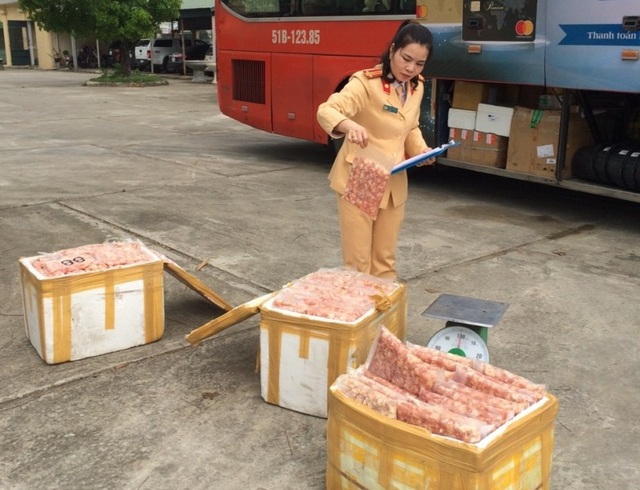 Gần 2 tạ thịt gà ôi thiu “đi xe khách” ra Hà Nội - 1 Lực lượng CSGT phát hiện gần 2 tạ thịt gà ôi thiu