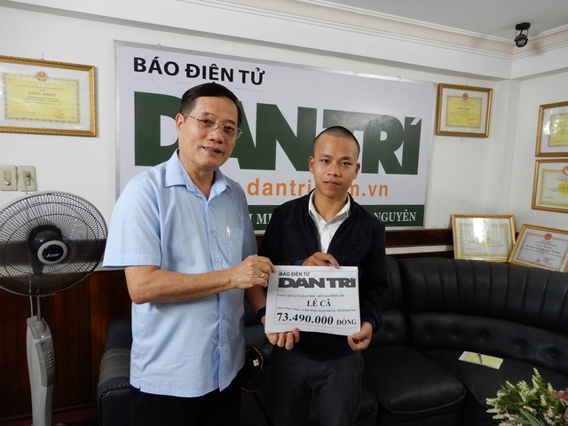 Hơn 73 triệu đồng đến với sản phụ bị nhiễm trùng huyết - 1 Nhà báo Nguyễn Đình Hòa, trưởng đại diện VP Báo Dân trí tại Đà Nẵng trao tiền cho anh Lê Cã
