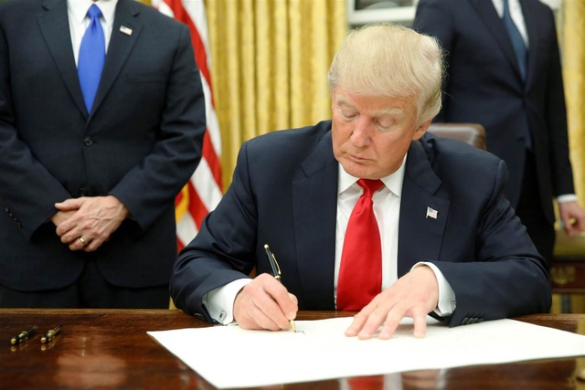 Người xin visa vào Mỹ có thể phải khai lịch sử dùng mạng xã hội 5 năm - 1 Tổng thống Donald Trump ký một sắc lệnh hành pháp tại Phòng Bầu Dục (Ảnh: Reuters)
