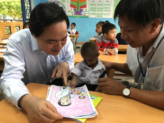 Bộ trưởng Phùng Xuân Nhạ giữ lời hứa về thăm học trò tí hon Đinh Văn K'Rể - 4
K’Rể chỉ đúng từng người trong bức vẽ.