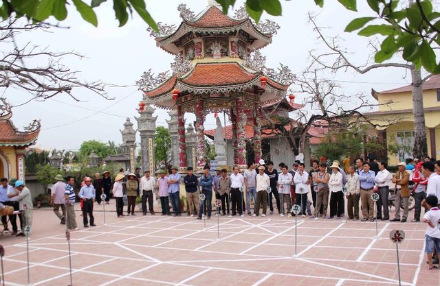 Đền, chùa Gám đón Bằng bảo trợ UNESCO Việt Nam - 4 Một màn đánh cờ truyền thống thu hút nhiều du khách.