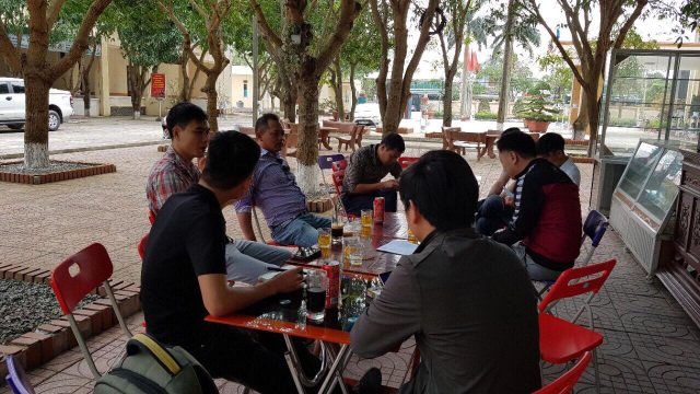 Người dân tố bị côn đồ truy sát, 3 lần tông xe vào người, công an vào cuộc điều tra! - 4 Nhiều người dân bức xúc trình bày sự việc với phóng viên.