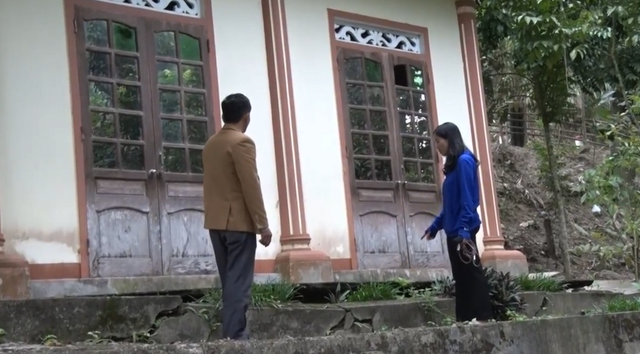 Sống chơi vơi bên miệng thủy thần! - 6 Một ngôi nhà bị hư hỏng sắp sập nên phải bỏ không.