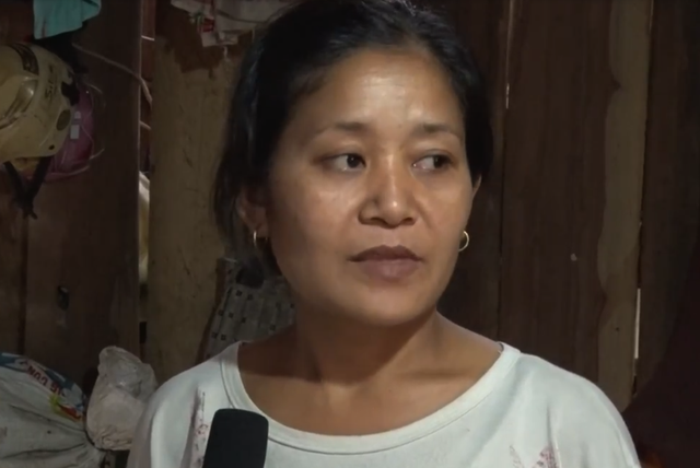 Sống chơi vơi bên miệng thủy thần! - 1 Chị Lô Thị Na cho biết: “Nhà bị lở, nứt nẻ hết, sống cũng rất lo, chỗ ở không có. Mùa mưa càng khó khăn, năm nào cũng chạy sang ở bên bà”.