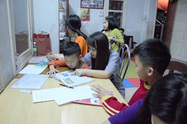 Sinh viên tình nguyện tiếp lửa tri thức tới làng trẻ em SOS Hà Nội - 1 Tình nguyện viên của CLB vẫn đều đặn đến dạy các bé học.
