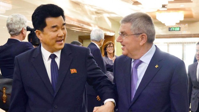 Chủ tịch Ủy ban Olympic Quốc tế Thomas Bach (phải) trò chuyện cùng Chủ tịch Ủy ban Olympic Triều Tiên Kim Il-guk tại Bình Nhưỡng (Ảnh: Reuters)