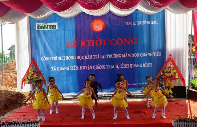 Khởi công xây dựng công trình phòng học Dân trí thứ 17 tại Quảng Bình - 1 Các tiết mục văn nghệ chào mừng Lễ khởi công do các cháu học sinh Trường Mầm non xã Quảng Tiến biểu diễn
