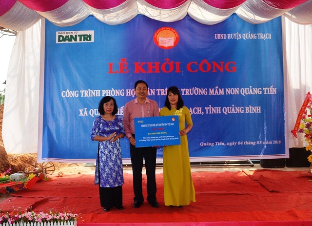 Khởi công xây dựng công trình phòng học Dân trí thứ 17 tại Quảng Bình - 3
Bà Phạm Thị Bích Lựa, Uỷ viên Ban Thường vụ Hội Khuyến học Việt Nam, Chủ tịch Hội Khuyến học tỉnh Quảng Bình thay mặt Quỹ Khuyến học Việt Nam, Báo Dân trí trao hỗ trợ 610 triệu đồng đến lãnh đạo UBND huyện Quảng Trạch và Trường Mầm non Quảng Tiến