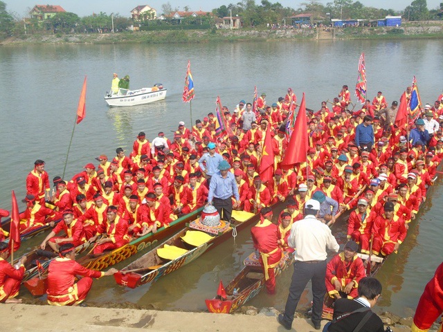 Quảng Bình: Hàng ngàn người chen chân xem rước nước tại Lễ hội chùa Hoằng Phúc - 2 Thuyền đua rước nước về đến bến đò