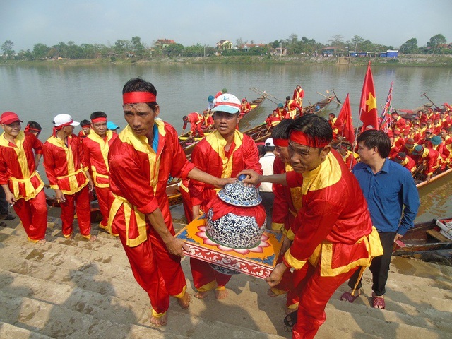 Quảng Bình: Hàng ngàn người chen chân xem rước nước tại Lễ hội chùa Hoằng Phúc - 4 Hai chum nước được rước lên bờ để tiếp tục rước bộ về chùa Hoằng Phúc