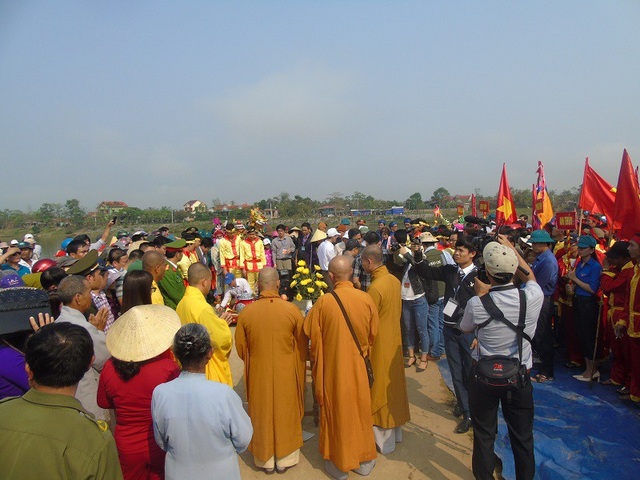 Quảng Bình: Hàng ngàn người chen chân xem rước nước tại Lễ hội chùa Hoằng Phúc - 3 Hàng ngàn người dân chen chân bên bến đò để xem rước nước thiêng
