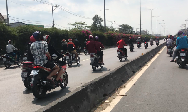 Hàng chục “quái xế” dàn hàng trên quốc lộ so kè tốc độ - 4 Các thanh niên chạy vào làn ô tô trên QL1A rồi lạng lách, rú ga, so kè tốc độ khiến người đi đường một phen khiếp vía.