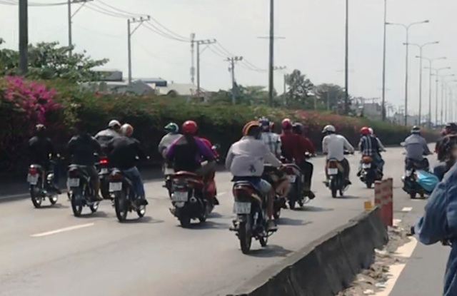 Hàng chục “quái xế” dàn hàng trên quốc lộ so kè tốc độ - 2 Hàng chục “quái xế” dàn hàng trên quốc lộ so kè tốc độ - 2