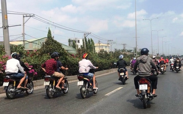 Hàng chục “quái xế” dàn hàng trên quốc lộ so kè tốc độ - 1 Hàng chục quái xế dàn hàng ngang trên QL1A chiều 4/3...
