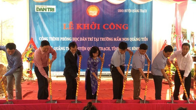 Khởi công xây dựng công trình phòng học Dân trí thứ 17 tại Quảng Bình - 4 Các đại biểu cùng xúc cát động thổ xây dựng công trình phòng học Dân trí tại Trưởng Mầm non xã Quảng Tiến, huyện Quảng Trạch (Quảng Bình)