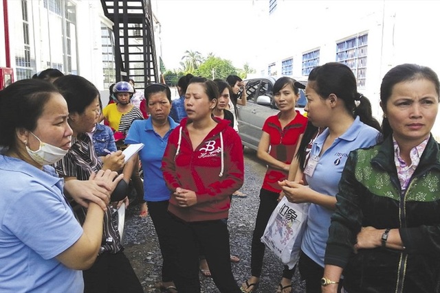 Lương không sống được thì “nhảy” việc chứ sao! - 1
Không ít công nhân bức xúc vì tiền lương mà đình công - Ảnh: L.T