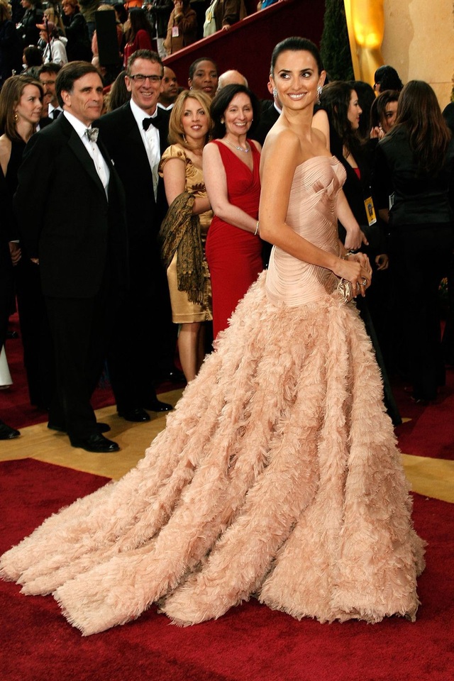 Những bộ váy đẹp nhất trong lịch sử Oscar - 13 Penélope Cruz trong bộ váy của Atelier Versace tại lễ trao giải Oscar năm 2007