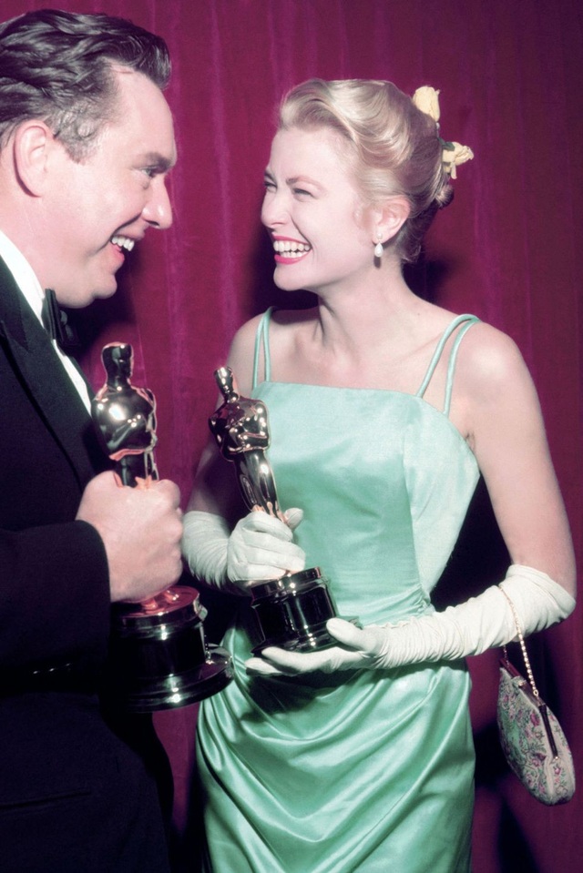 Những bộ váy đẹp nhất trong lịch sử Oscar - 25
Grace Kelly trong bộ váy của Edith Head tại lễ trao giải Oscar năm 1955