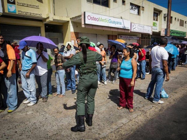 Cuộc di dân khổng lồ trốn chạy nạn đói của người Venezuela - 3 Người dân Venezuela xếp hàng mua nhu yếu phẩm. (Ảnh: Reuters)