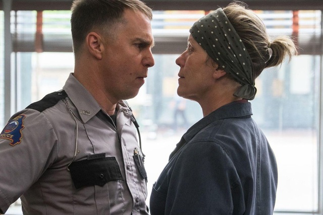 Người đẹp dập dìu khoe dáng trên thảm đỏ Oscar - 64
Sam Rockwell trong phim Three Billboards Outside Ebbing, Missouri