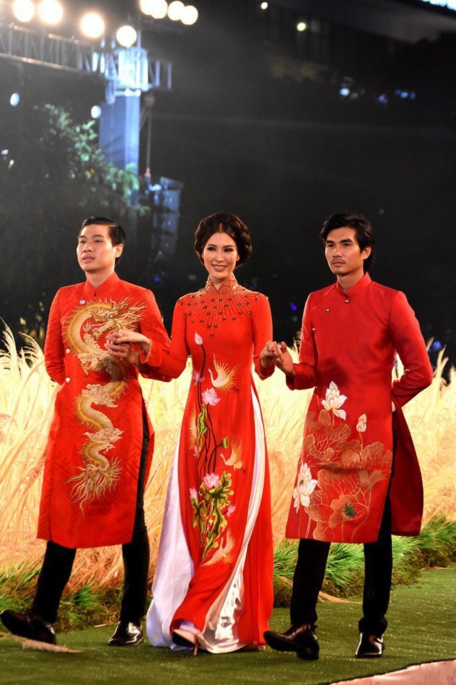 “Không chớp mắt” với những mẫu áo dài... hoành tráng - 13 Những mẫu áo dài mang tính ứng dụng cao vẫn chiếm số lượng đáng kể nhằm thể hiện chủ đề