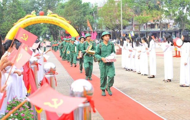 Đắk Lăk: Hơn 2.000 thanh niên hăng hái lên đường nhập ngũ - 2 Không khí lễ bàn giao quân long trọng, phấn khởi